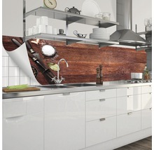 Protecție perete bucătărie cu model de lemn și motive cu condimente în bucătărie modernă