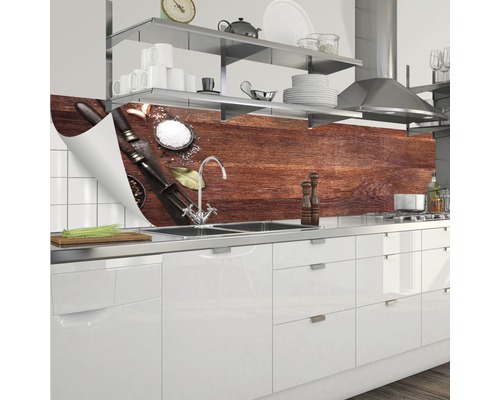 Protecție perete bucătărie cu model de lemn și motive cu condimente în bucătărie modernă