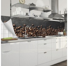 Protecție perete bucătărie cu motiv boabe de cafea deasupra chiuvetei și a blatului de lucru