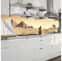 Panou de protecție pentru bucătărie cu motiv de piramide într-o bucătărie modernă