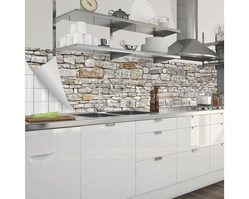 Protecție perete bucătărie cu motiv de zid de piatră într-o bucătărie modernă