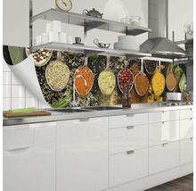 Protecție perete bucătărie cu motive de condimente în linguri într-o bucătărie albă.