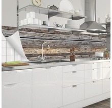 Protecție perete bucătărie cu aspect de lemn în spatele unei chiuvete într-o bucătărie modernă.