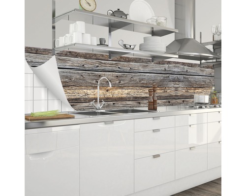 Protecție perete bucătărie cu aspect de lemn în spatele unei chiuvete într-o bucătărie modernă.