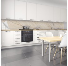 Bucătărie luminoasă cu placare de protecție, aragaz și masă de sufragerie