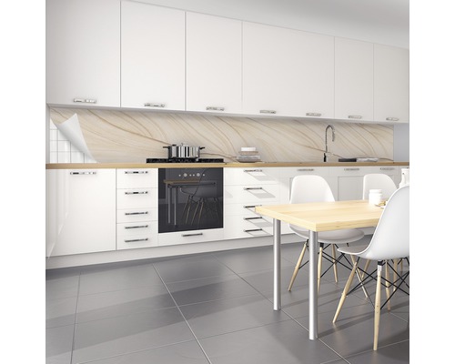 Bucătărie luminoasă cu placare de protecție, aragaz și masă de sufragerie