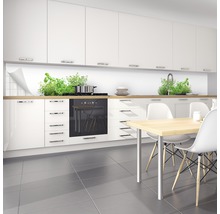 Scenă de bucătărie cu placă de protecție pentru bucătărie, mobilier de bucătărie și masă de sufragerie