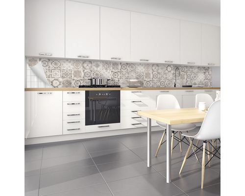 Bucătărie luminoasă cu plăci decorative și masă de sufragerie