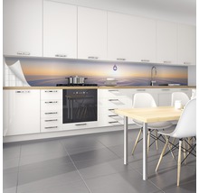 Bucătărie luminoasă cu protecție împotriva stropilor cu motiv de apă în spatele plitei