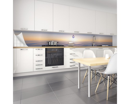 Bucătărie luminoasă cu protecție împotriva stropilor cu motiv de apă în spatele plitei