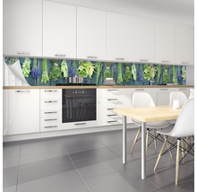 Scenă de bucătărie cu unitate de bucătărie albă și protecție împotriva stropilor cu motiv de plante aromatice