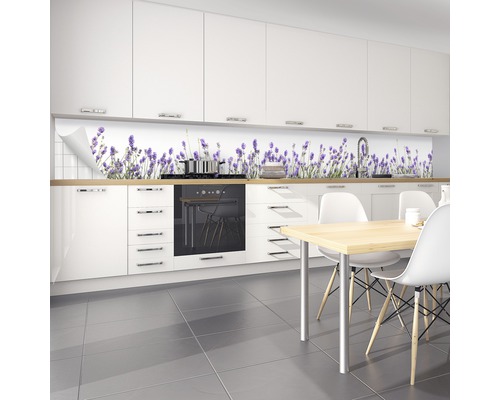 Folie de protecție pentru peretele de bucătărie cu motiv de lavandă într-o bucătărie modernă