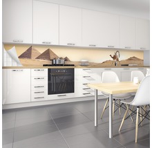 Protecție perete bucătărie cu piramide și motiv cămilă în bucătărie modernă