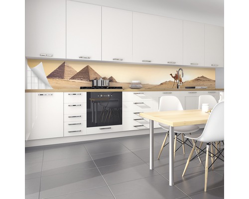 Protecție perete bucătărie cu piramide și motiv cămilă în bucătărie modernă