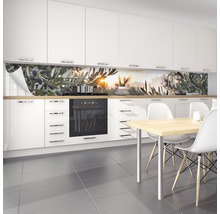 Protecție perete bucătărie cu motiv cu măsline într-o bucătărie albă