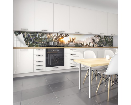 Protecție perete bucătărie cu motiv cu măsline într-o bucătărie albă