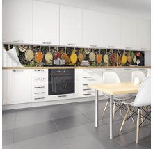 Scenă de bucătărie cu elemente de bucătărie albe și panou de perete cu motiv de condimente