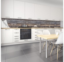 Bucătărie modernă cu placare de perete cu aspect de lemn, masă și scaune