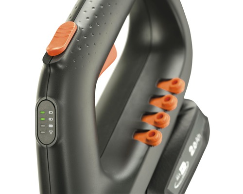 Prim-plan cu un aspirator de frunze cu acumulator, cu comenzi și indicator de baterie