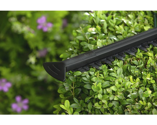 Foarfecă de gard viu în uz pe un gard viu