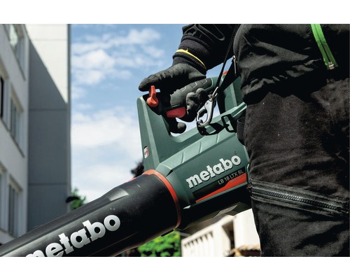 O persoană operează o suflantă de frunze Metabo LB 18 LTX BL