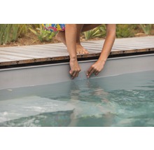 Persoană care repară folia de piscină cu un set de reparare a foliei