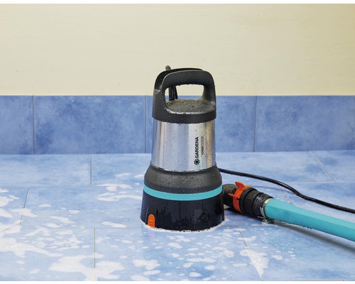 Pompă pentru apă murdară Gardena cu furtun pe gresie