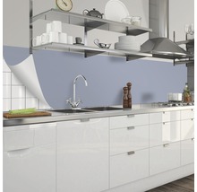 Scenă de bucătărie cu chiuvetă, robinet, blat și panou de perete