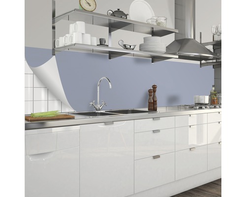 Scenă de bucătărie cu chiuvetă, robinet, blat și panou de perete