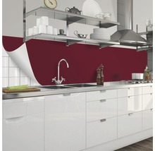 Scenă de bucătărie cu perete posterior roșu, chiuvetă și dulapuri albe.