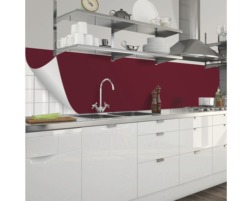 Scenă de bucătărie cu perete posterior roșu, chiuvetă și dulapuri albe.