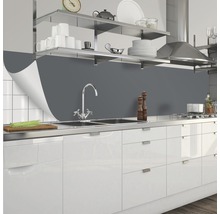 Panou de protecție pentru bucătărie în gri lângă corpuri de bucătărie albe