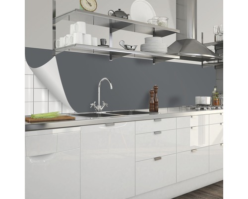 Panou de protecție pentru bucătărie în gri lângă corpuri de bucătărie albe