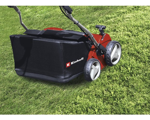 Aerator de gazon Einhell cu coș colector pe gazon