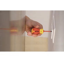 Un bărbat strânge o priză cu o șurubelniță Wiha.