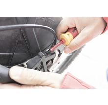 O persoană lucrează cu șurubelnița Wiha la o componentă