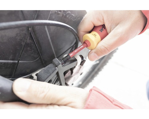 O persoană lucrează cu șurubelnița Wiha la o componentă