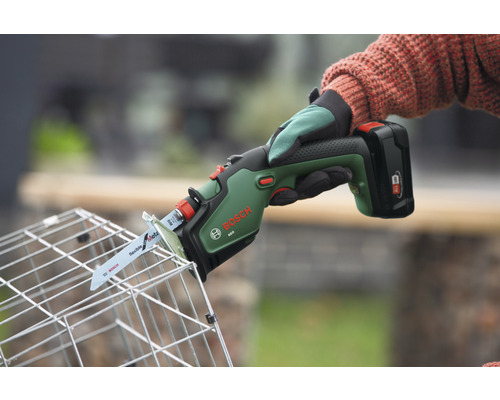 Fierăstrău electric cu acumulator care taie un coș de sârmă, logo Bosch