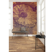 Design interior cu tapet floral netesut, bancă și măsuță laterală