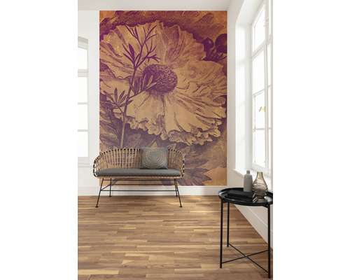 Design interior cu tapet floral netesut, bancă și măsuță laterală