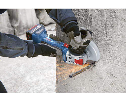 Polizor unghiular cu acumulator utilizat la tăierea oțelului de armătură într-un perete de beton