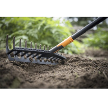 Greblă universală Fiskars Solid™ cu coada din aluminiu 12 dinti 160 cm
