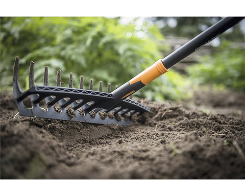 Greblă de grădină pentru afânarea solului în grădină