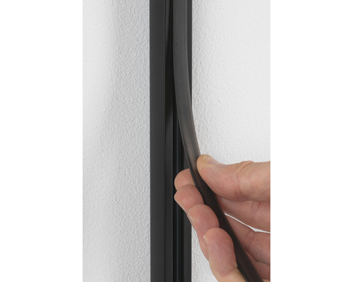 Instalarea unei plinte de protecție a cablurilor pe un perete