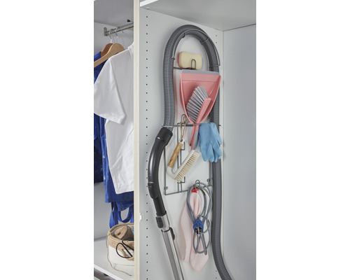 Accesorii de curățenie și aspirator depozitate în dulap