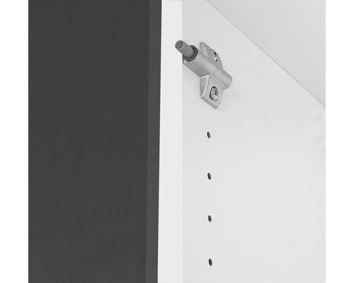 Clemă metalică pentru ușa dulapului