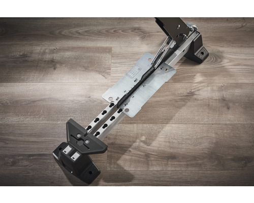 Tăietor de laminat pe podea de lemn