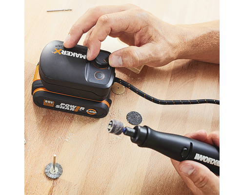 Unealtă Worx Maker X cu baterie și comenzi pe o suprafață de lemn