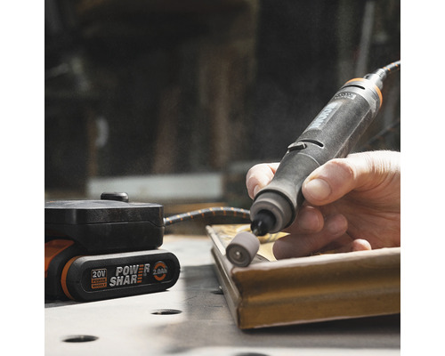 Șlefuitor multifuncțional cu acumulator în utilizare cu acumulator