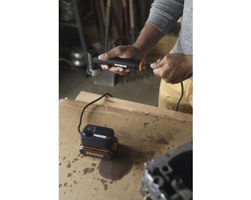 Bărbat conectând polizorul unghiular fără fir WORX Maker X la bateria de 20V